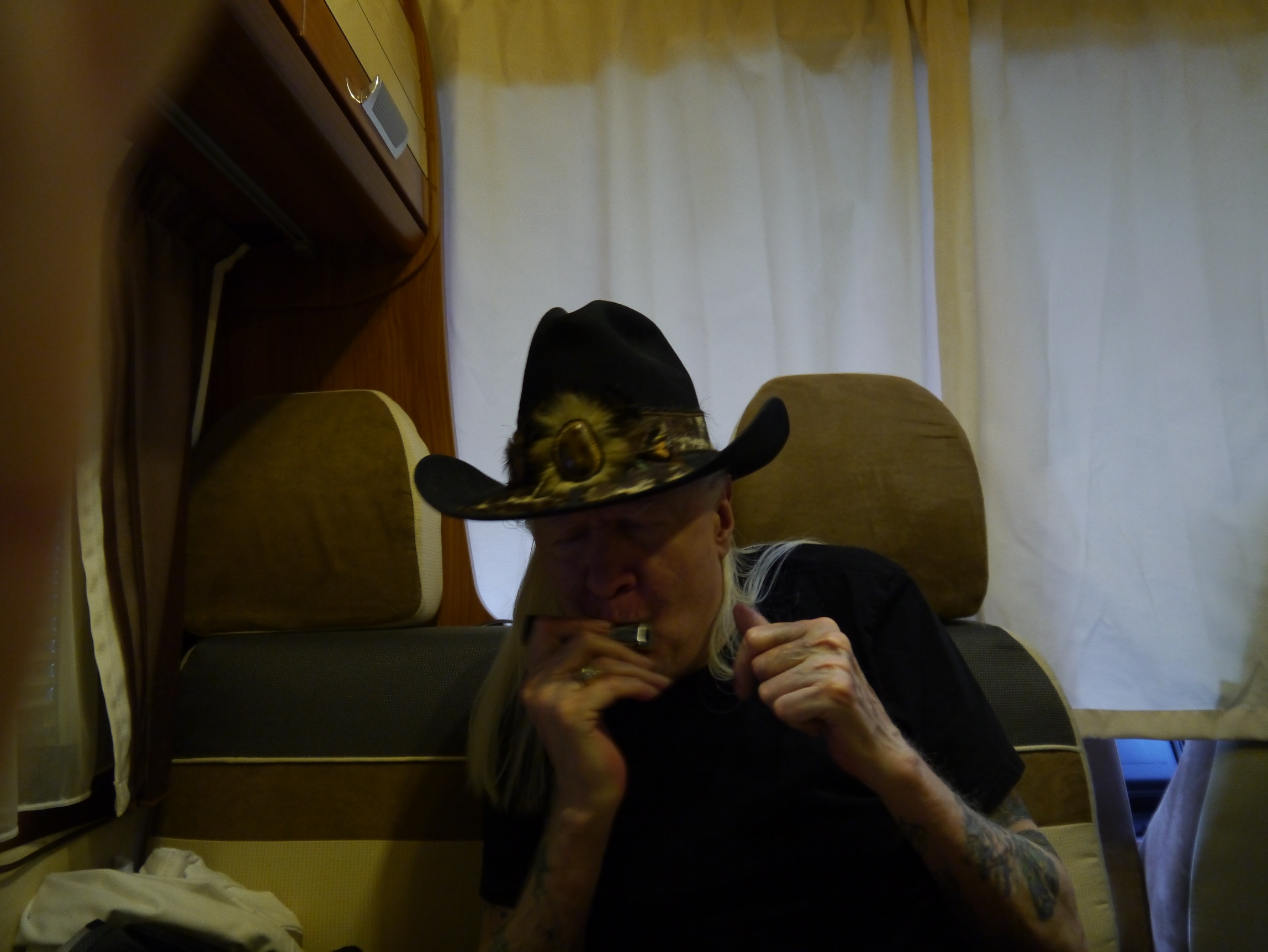 Eine der seltenen Einblicke in das Leben des Texas-Bluesers Johnny Winter: Das Gitarrenidol spielt auf einer Bluesharp